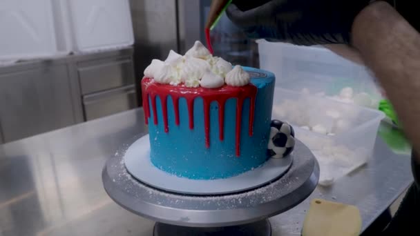 Blue Sprayed Frosted Cake Stand Dripped Red Ganache Filling White — Vídeos de Stock