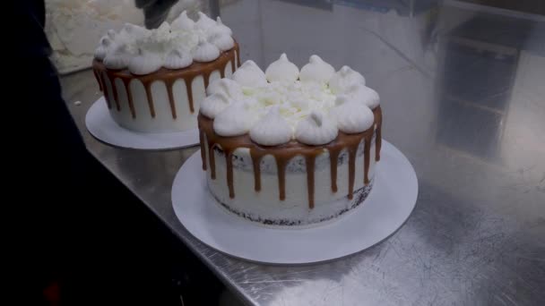 Chef Pastry Baker Preparing Salty Caramel Frosted Dripping White Cakes — Stockvideo