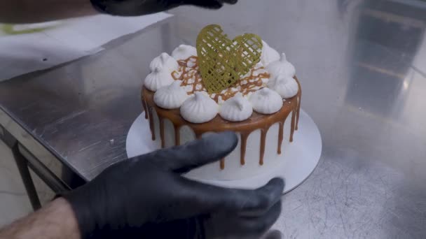 Şef Hamur Işi Fırıncı Tuzlu Karamelli Kremalı Kekleri Kremalı Çikolata — Stok video
