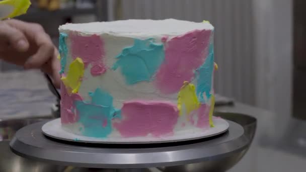 Chef Pastelero Diseño Confección Una Torta Cilindrica Esmerilada Capas Decoradas — Vídeos de Stock