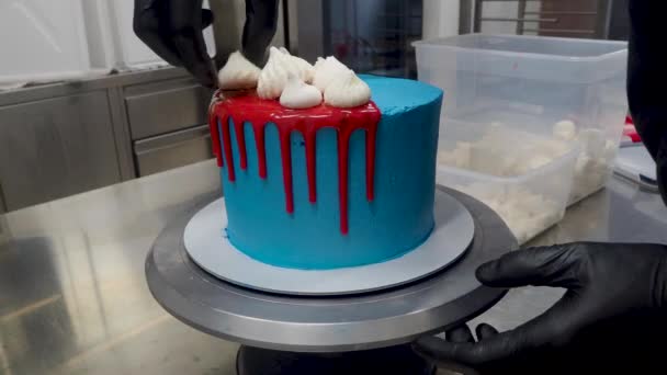 Gâteau Givré Pulvérisé Bleu Sur Stand Arrosé Remplissage Ganache Rouge — Video