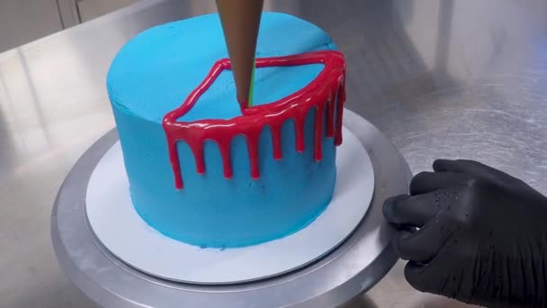 Blue Sprayed Frosted Cake Stand Dripped Red Ganache Filling White — ストック動画