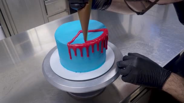 Blue Sprayed Frosted Cake Stand Dripped Red Ganache Filling White — 图库视频影像