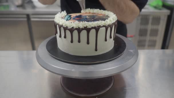 Cake Pastry Chef Designer Decorating Dark Chocolate Frosted Icing White — Vídeos de Stock