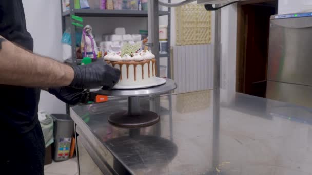 Chef Pastry Baker Finishing Salty Caramel Frosted Dripping Cakes Meringues — Stockvideo