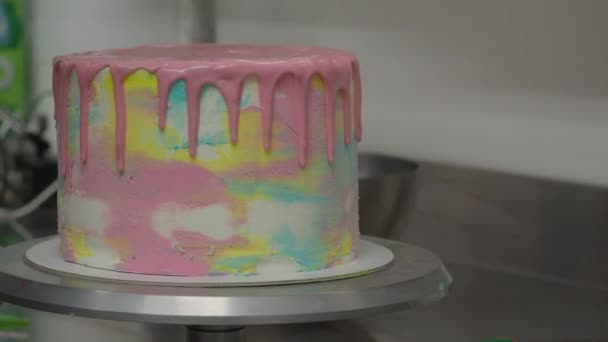 Séf Cukrászsütemény Tervező Édességet Cukormázas Cilindrikus Rétegű Torta Díszített Rózsaszín — Stock videók