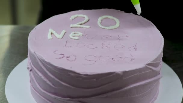 20歳の焼き菓子は パン職人によって書かれたレタリングのトッパー スプリンクルで飾られました — ストック動画