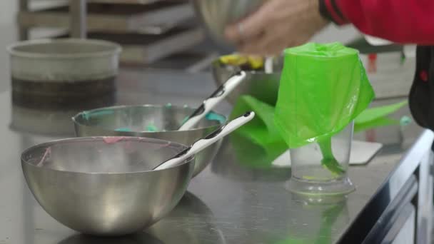 Pastacı Kremalı Pastayı Kremayla Kaplıyor Laboratuvarda Krema Doluyor — Stok video