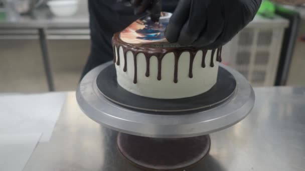 Cake Pastry Chef Designer Decorating Dark Chocolate Frosted Icing White — Αρχείο Βίντεο