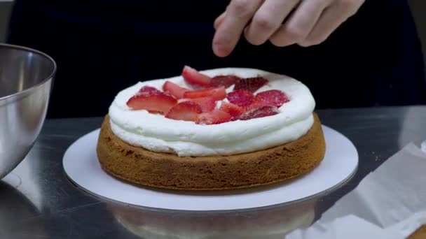 Chef Pastelero Confeccionando Pastel Esmerilado Capas Altas Relleno Fresas Crema — Vídeo de stock