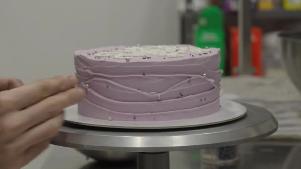 20岁的糖霜蛋糕 由面包师设计 上面装饰着一只写着字母的奶油色手笔 — 图库视频影像