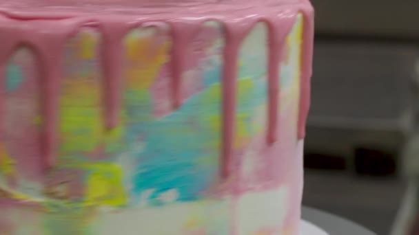 Chef Pastry Designer Confectioning Frosted Cilindrical Layered Cake Decorated Pinl — Video Stock