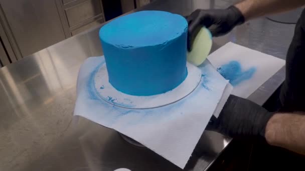 Kビデオデザイナーケーキペストリーシェフパン屋層状の焼き菓子で食用ブルーペイント食品スプレーを使用しています — ストック動画