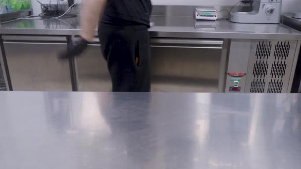 Professional Staff Cleaning Stainless Still Countertop Professional Commercial Kitchen — Vídeo de stock