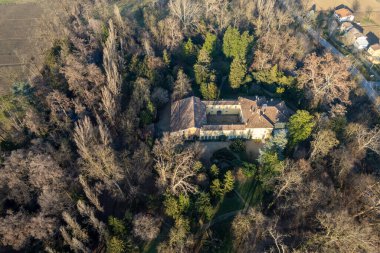 Busseto, İtalya - Ocak 2022 Busseto Parma İtalya 'da İtalyan besteci Giuseppe Verdi' nin evindeki Sant 'Agata insansız hava aracı görüntüsü