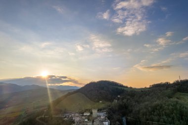 Vigoleno, İtalya - 30 Ocak 2023 Parma tepelerindeki Vigoleno kalesi, kale ve köy manzaralı hava aracı manzarası, Emilia Romagna, İtalya.