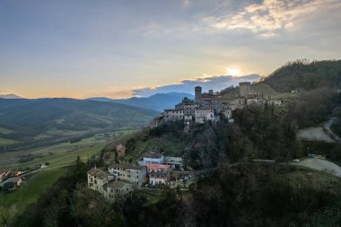 Vigoleno, İtalya - 30 Ocak 2023 Parma tepelerindeki Vigoleno kalesi, kale ve köy manzaralı hava aracı manzarası, Emilia Romagna, İtalya.