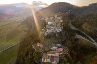 Vigoleno, İtalya - 30 Ocak 2023 Parma tepelerindeki Vigoleno kalesi, kale ve köy manzaralı hava aracı manzarası, Emilia Romagna, İtalya.
