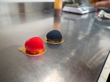 Altın fırça darbeleriyle doldurulmuş kırmızı kadife spreyli tatlı kurabiye kalbi.