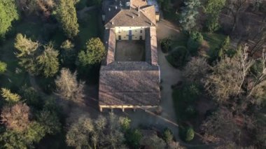 Busseto, İtalya - Ocak 2022 Busseto Parma İtalya 'da İtalyan besteci Giuseppe Verdi' nin evindeki Sant 'Agata insansız hava aracı görüntüsü