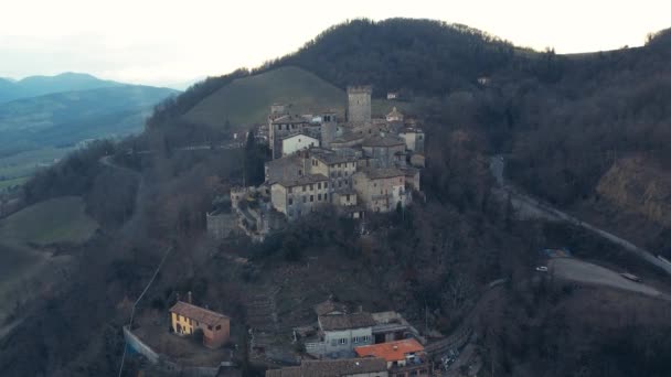 意大利维戈莱诺 2023年1月30日 意大利埃米莉亚罗马纳帕尔马山丘的维戈莱诺城堡 城堡和村庄风景全景的无人驾驶飞机俯瞰 — 图库视频影像