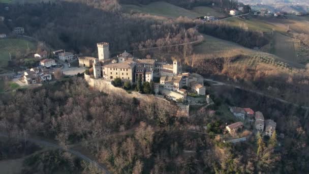 意大利维戈莱诺 2023年1月30日 意大利埃米莉亚罗马纳帕尔马山丘的维戈莱诺城堡 城堡和村庄风景全景的无人驾驶飞机俯瞰 — 图库视频影像