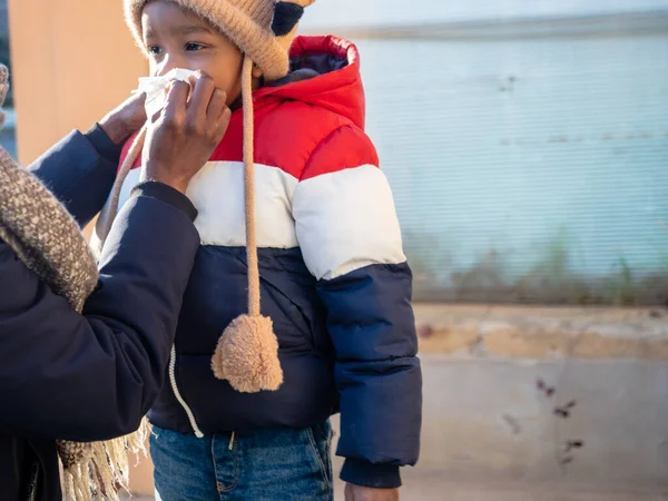 Africano Joven Madre Tomando Cuidado Hijo Frío Aire Libre Parque — Foto de Stock