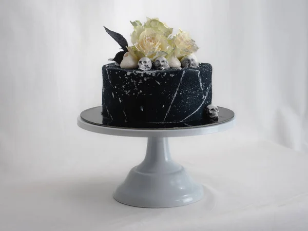 誕生日ブラックエアブラシ塗装氷のケーキ 2本の本物のバラの銀スプレーと食用チョコレート頭蓋骨のトッパーと銀のブラシストローク — ストック写真