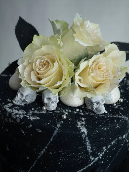 Ziua Naștere Airbrush Negru Vopsit Tort Gheață Înghețată Doi Trandafiri — Fotografie, imagine de stoc
