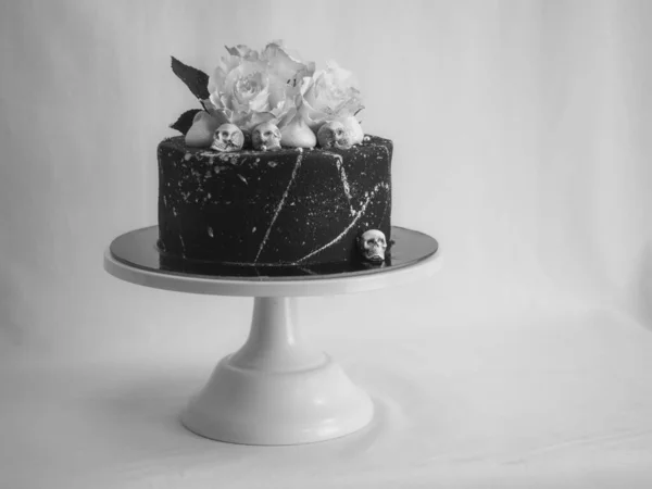 Doğum Günü Siyah Hava Fırçası Boyalı Kremalı Pasta Iki Gerçek — Stok fotoğraf