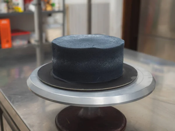 誕生日黒エアブラシは プロのケータリングキッチンで焼きアイシングケーキの準備を描いた — ストック写真