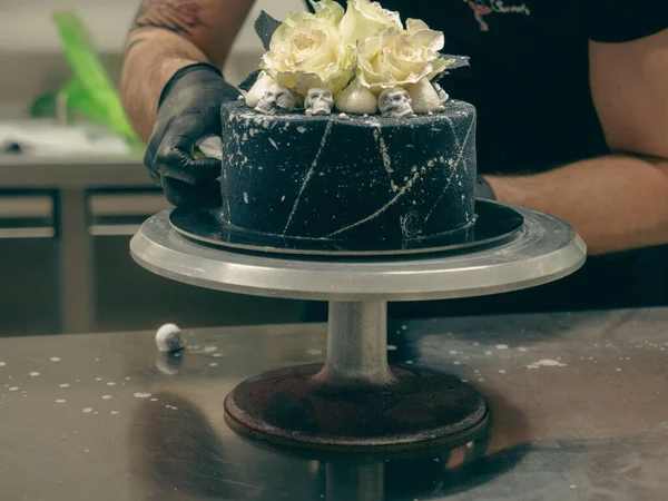 Кондитер Пекарь Украшающий День Рождения Черным Аэрографом Раскрашенный Торт Две — стоковое фото