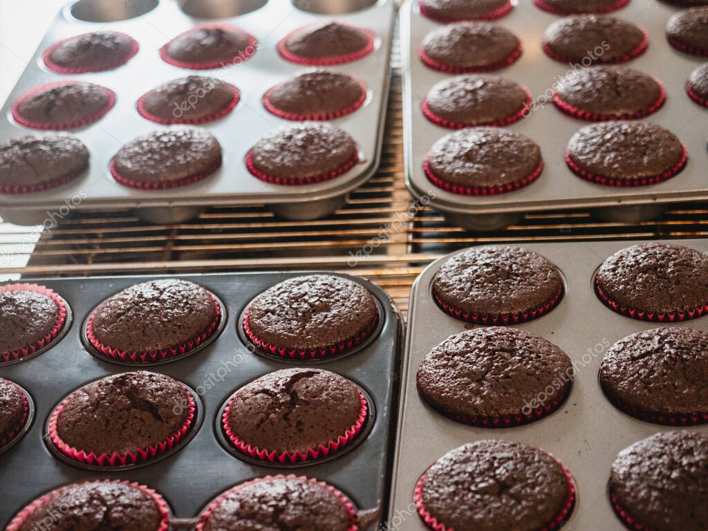 pastelero hornear un gran grupo de pastelitos rellenos de terciopelo
