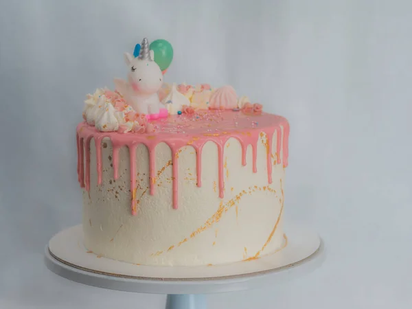Torta Compleanno Bianca Glassata Rosa Con Unicorno Meringa Spruzzi Toppers — Foto Stock