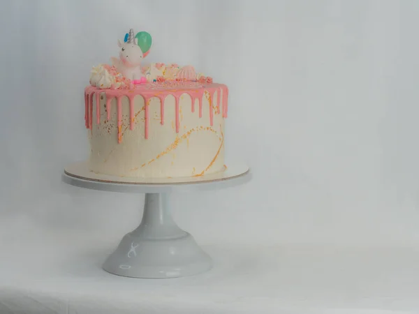 Różowy Lukier Lukier Lukier Biały Tort Urodzinowy Jednorożcem Bezy Posypki — Zdjęcie stockowe