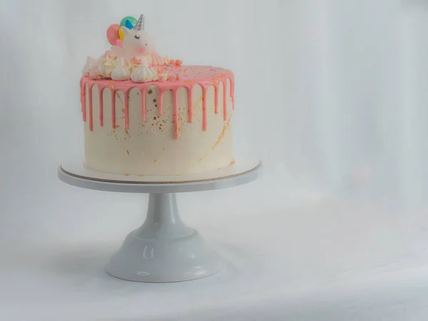 Torta Compleanno Bianca Glassata Rosa Con Unicorno Meringa Spruzzi Toppers — Foto Stock