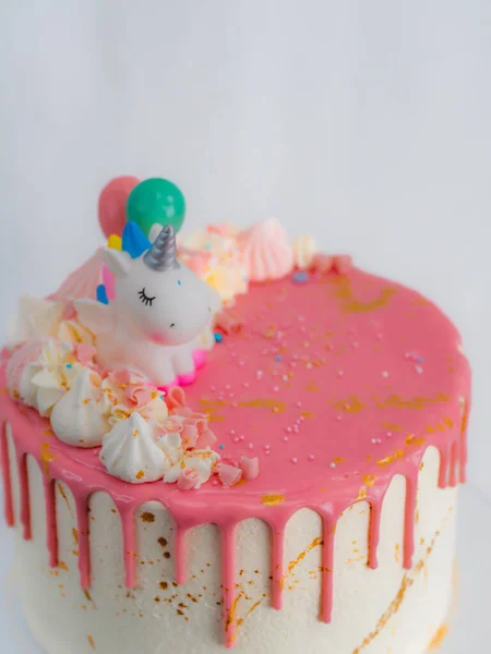 Rosa Frostat Droppande Glasyr Vit Födelsedagstårta Tårta Med Enhörning Maräng — Stockfoto