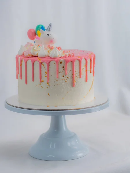 Roze Glazuur Druppelende Glazuur Witte Verjaardagstaart Taart Met Eenhoorn Meringue — Stockfoto