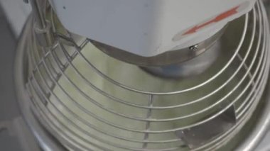 Pasta şefi tereyağlı krema hazırlamak için mutfakta krema ve tasarım hazırlıyor.