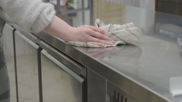 Προσωπικό Καθαρισμού Ένα Γλυκό Βρωμιά Επαγγελματικό Πάγκο Κουζίνας Μετά Μαγείρεμα — Αρχείο Βίντεο