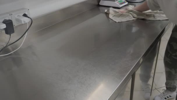 Персонал Чистки Сладкой Грязи Профессиональный Кухонный Счетчик После Приготовления Пищи — стоковое видео