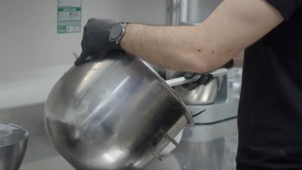 Cukiernik Mieszanie Przygotować Krem Masła Mrożone Ciasto Napełniania Projektowania Kuchni — Wideo stockowe