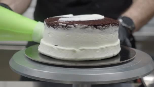 Nerozeznatelný Cukrář Připravuje Třípodlažní Matný Dort Sestavuje Houbovité Tmavé Čokoládové — Stock video
