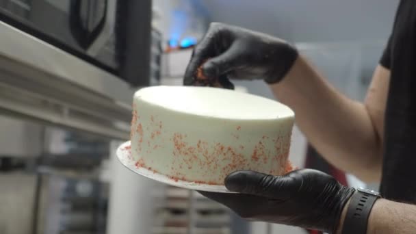 Pastelería Chef Diseñador Aspersión Dulces Rojos Pastel Glaseado Blanco — Vídeo de stock