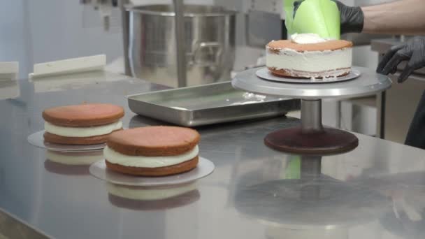 无法辨认的糕点厨师正在准备一个三层糖霜蛋糕 用奶油和焦糖4K镜头组装海绵红色天鹅绒芝士蛋糕 — 图库视频影像