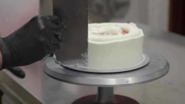 Tanımlanamayan Pasta Şefi Katlı Kremalı Pasta Hazırlıyor Tereyağlı Karamel Görüntülü — Stok video