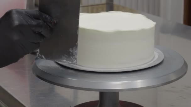 Nerozpoznatelný Cukrář Připravuje Třípodlažní Matný Dort Sestavuje Houbovitý Červený Sametový — Stock video