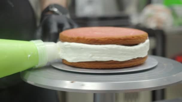 无法辨认的糕点厨师正在准备一个三层糖霜蛋糕 用奶油和焦糖4K镜头组装海绵红色天鹅绒芝士蛋糕 — 图库视频影像