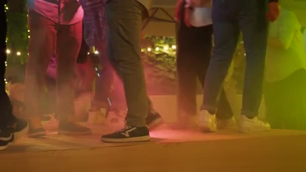 Människor Dansar Natten Detalj Ben Och Fötter Färgade Ljus Diskotek — Stockvideo