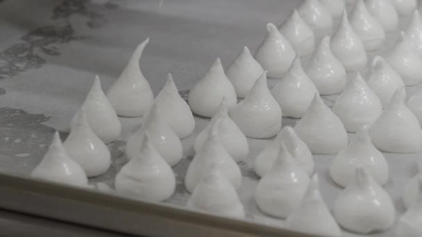 Pastelaria Chef Padeiro Artesão Fazendo Redemoinho Branco Girar Cones Merengue — Vídeo de Stock